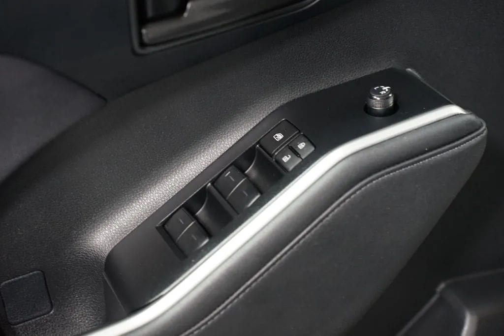 2023 Toyota Highlander LE thumbnail 32