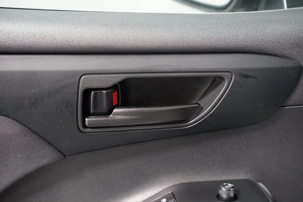 2023 Toyota Highlander LE thumbnail 33