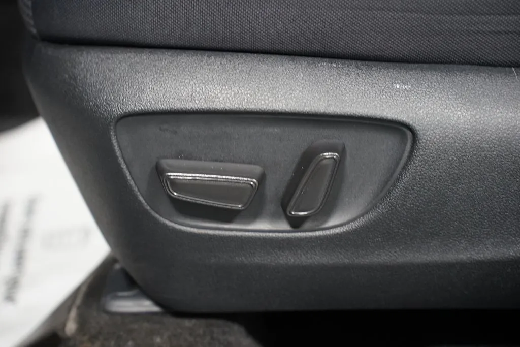 2023 Toyota Highlander LE thumbnail 34