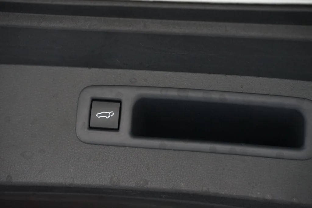 2023 Toyota Highlander LE thumbnail 35
