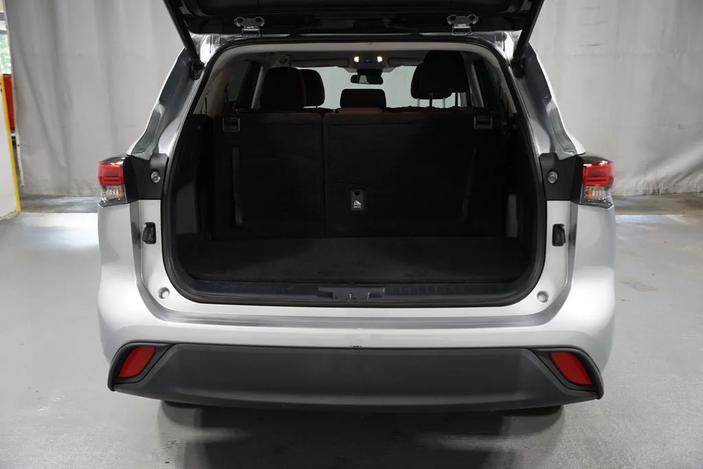 2023 Toyota Highlander LE thumbnail 36