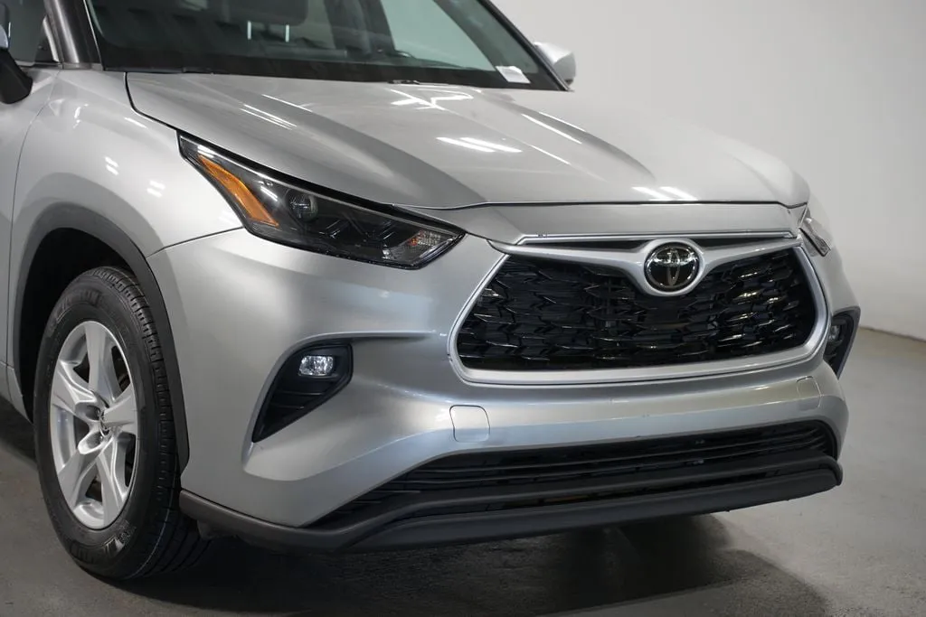 2023 Toyota Highlander LE thumbnail 4