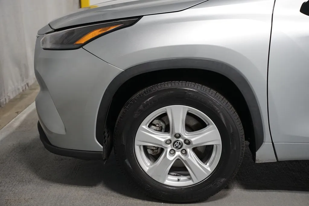 2023 Toyota Highlander LE thumbnail 5