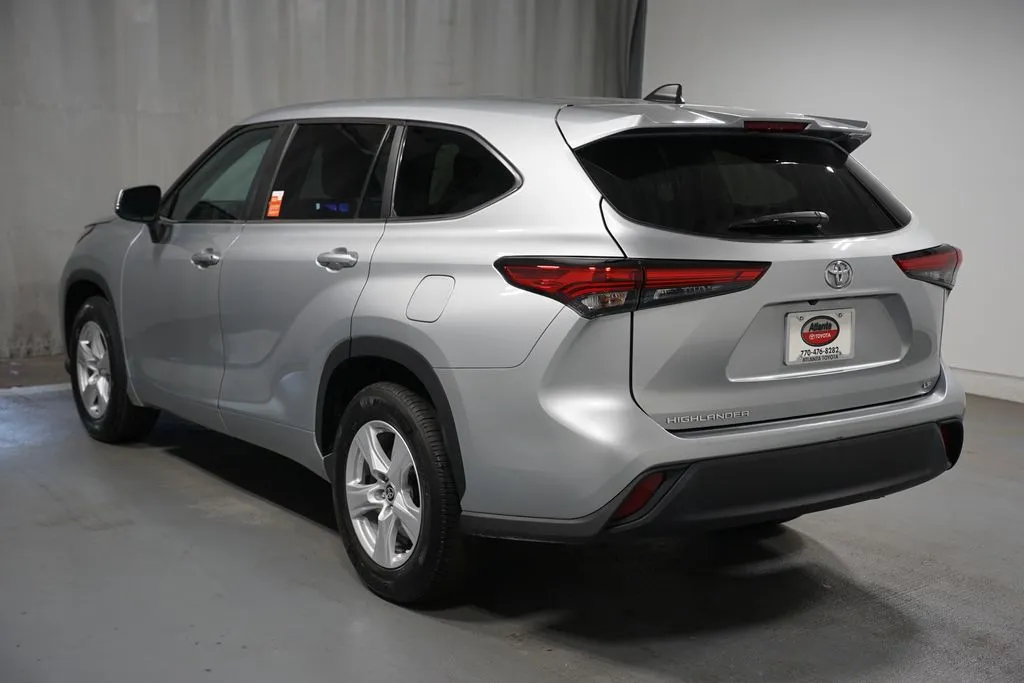 2023 Toyota Highlander LE thumbnail 6