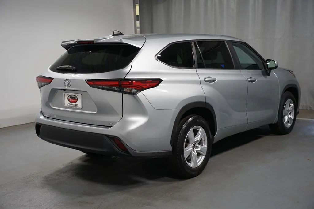 2023 Toyota Highlander LE thumbnail 8