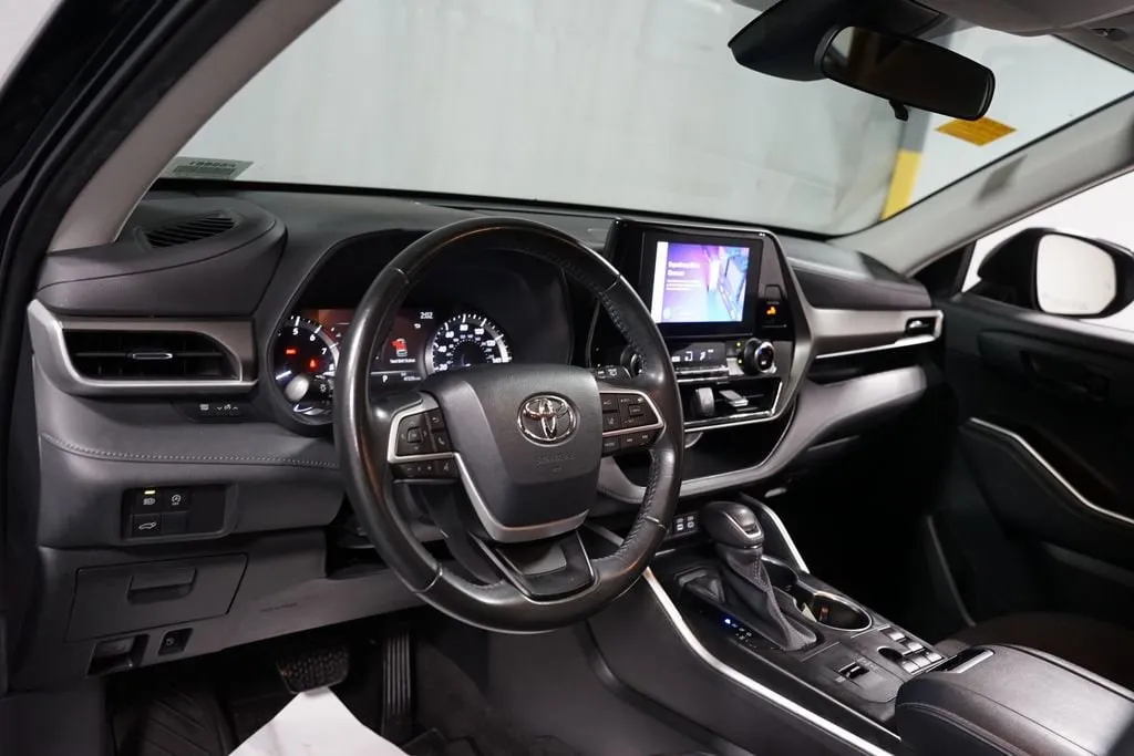 2023 Toyota Highlander LE thumbnail 11