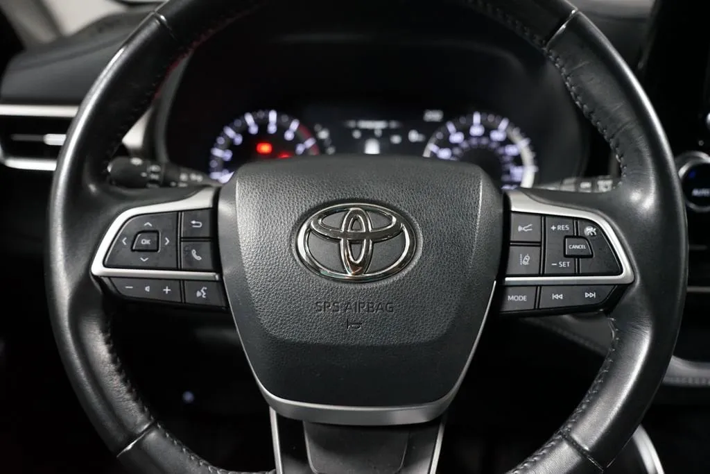 2023 Toyota Highlander LE thumbnail 12