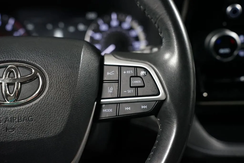 2023 Toyota Highlander LE thumbnail 13