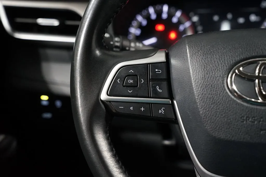 2023 Toyota Highlander LE thumbnail 14