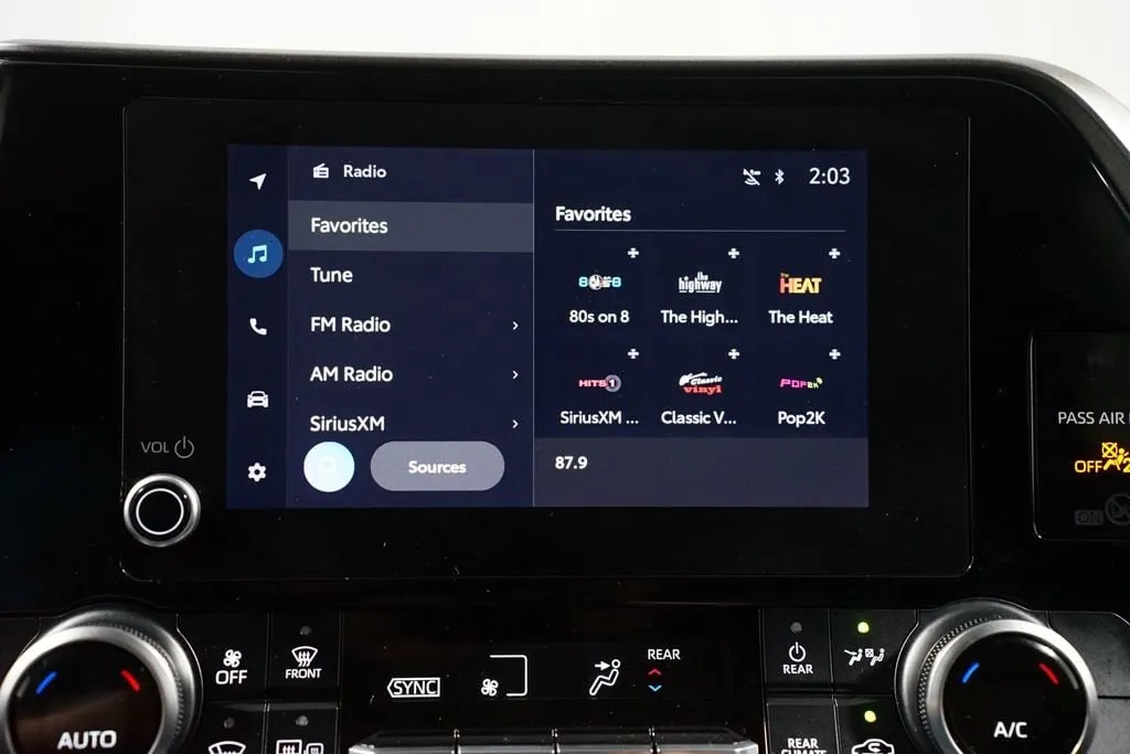 2023 Toyota Highlander LE thumbnail 18