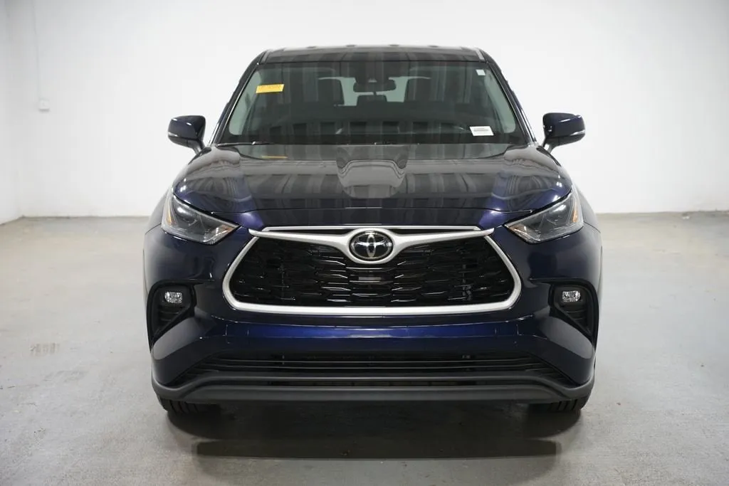 2023 Toyota Highlander LE thumbnail 2