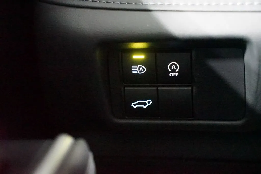 2023 Toyota Highlander LE thumbnail 24