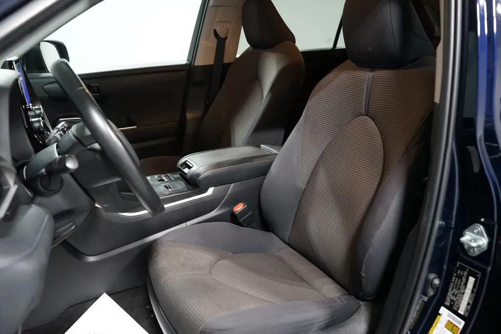 2023 Toyota Highlander LE thumbnail 27