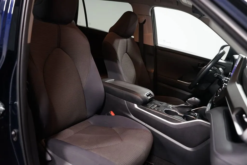 2023 Toyota Highlander LE thumbnail 28