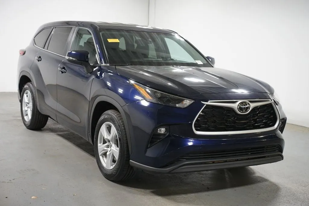 2023 Toyota Highlander LE thumbnail 3