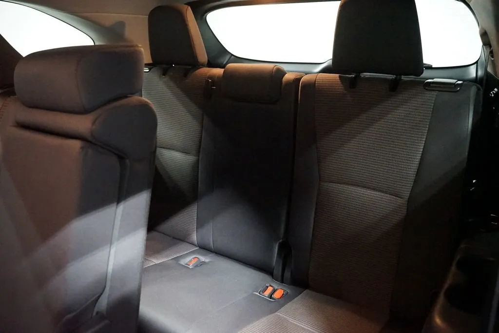 2023 Toyota Highlander LE thumbnail 30