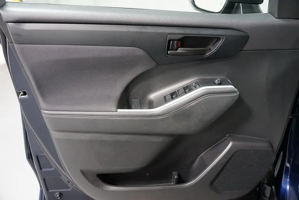 2023 Toyota Highlander LE thumbnail 31