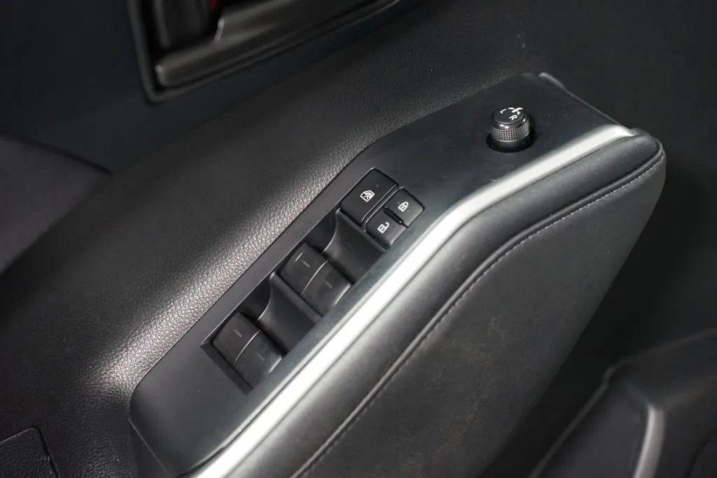 2023 Toyota Highlander LE thumbnail 32