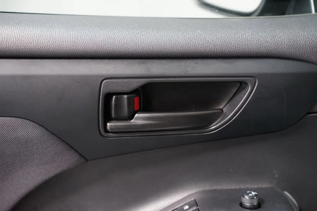 2023 Toyota Highlander LE thumbnail 33