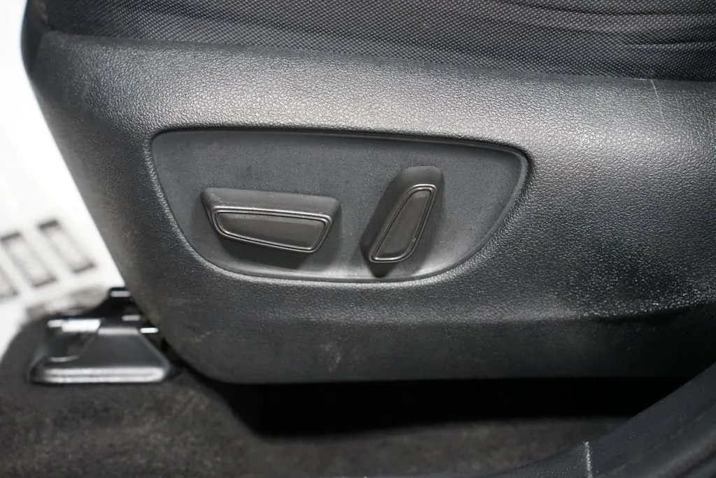 2023 Toyota Highlander LE thumbnail 34