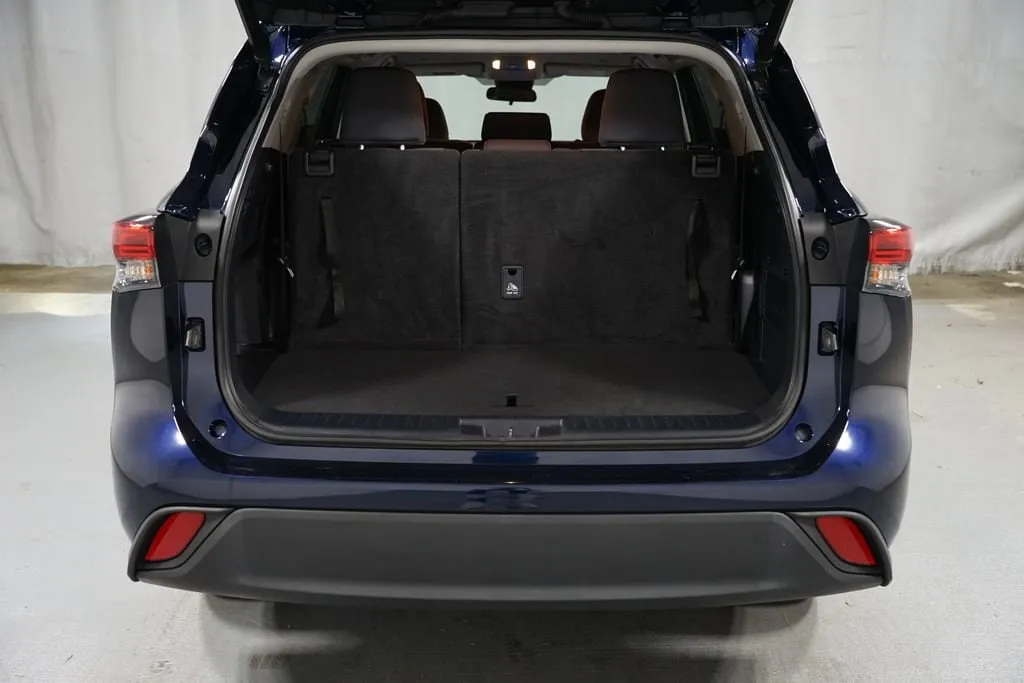 2023 Toyota Highlander LE thumbnail 36