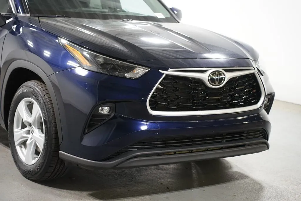 2023 Toyota Highlander LE thumbnail 4