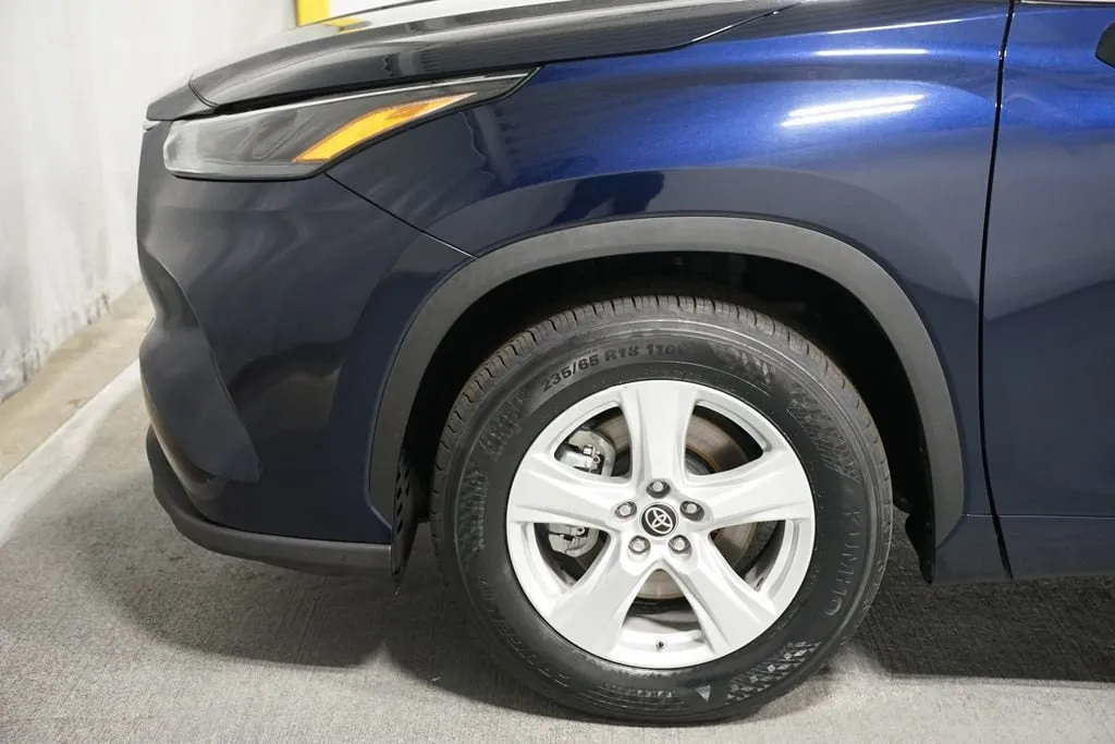 2023 Toyota Highlander LE thumbnail 5