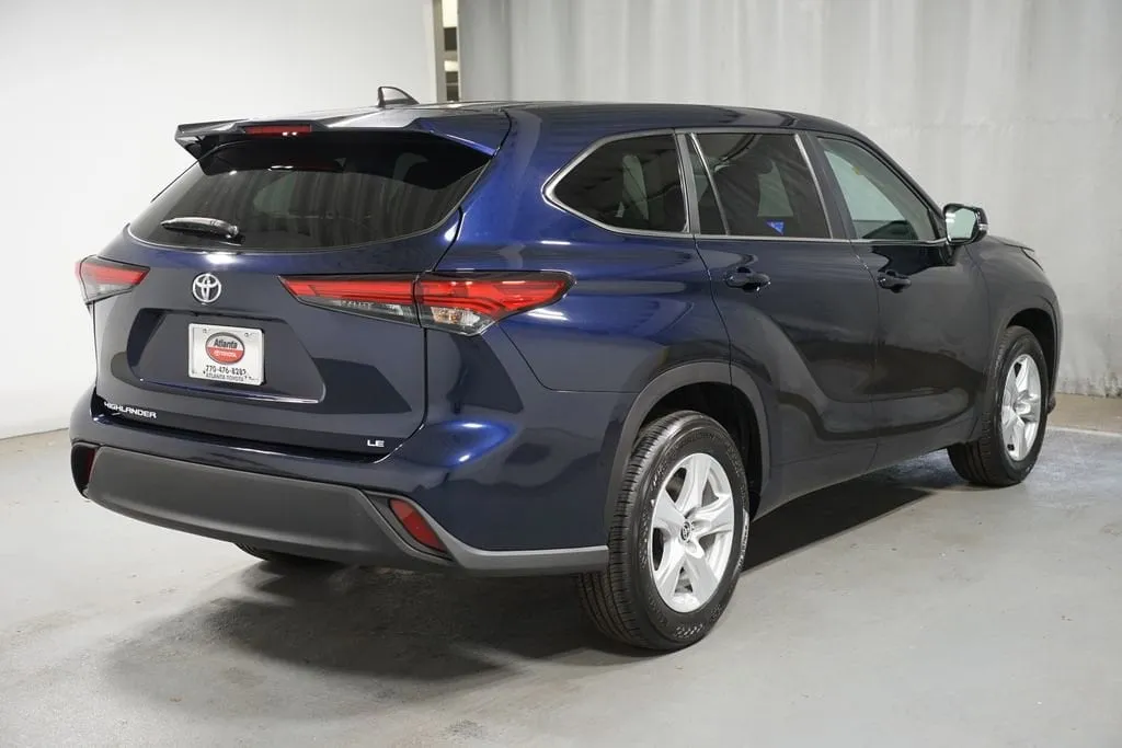 2023 Toyota Highlander LE thumbnail 8