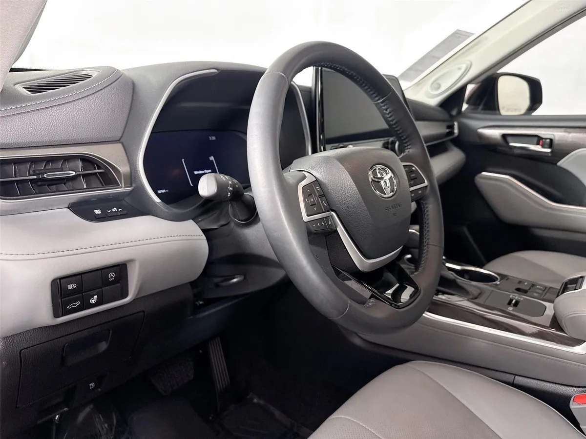 2023 Toyota Highlander Limited thumbnail 4
