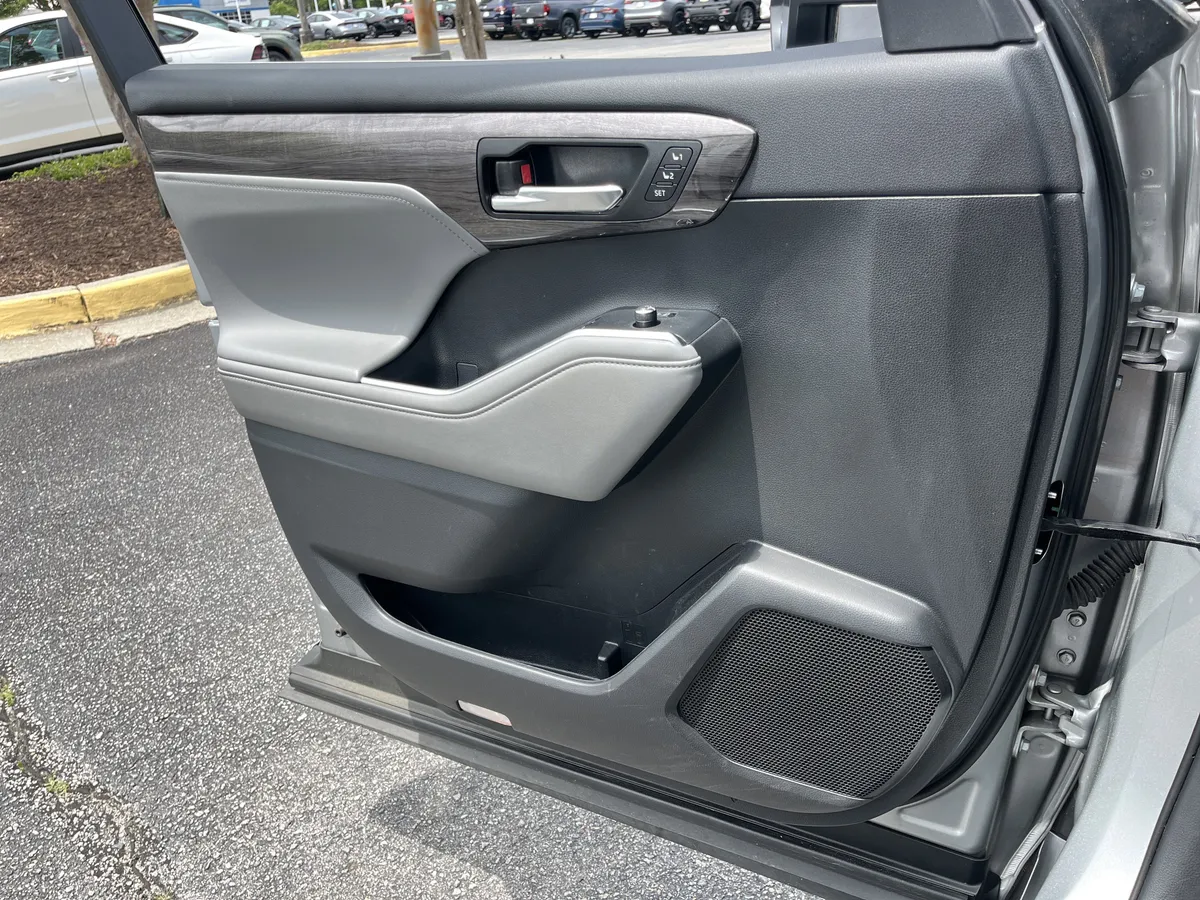 2023 Toyota Highlander Limited thumbnail 17