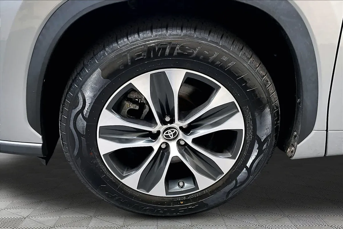 2023 Toyota Highlander XLE thumbnail 11