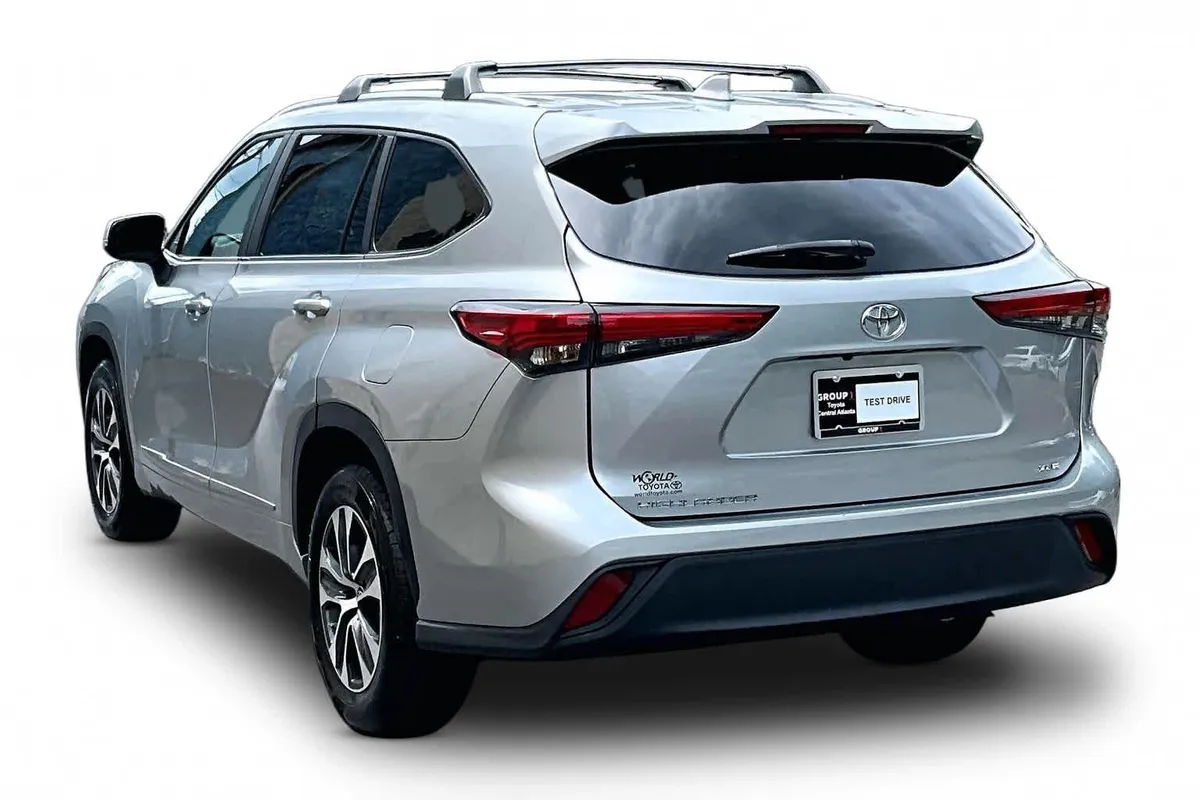 2023 Toyota Highlander XLE thumbnail 12