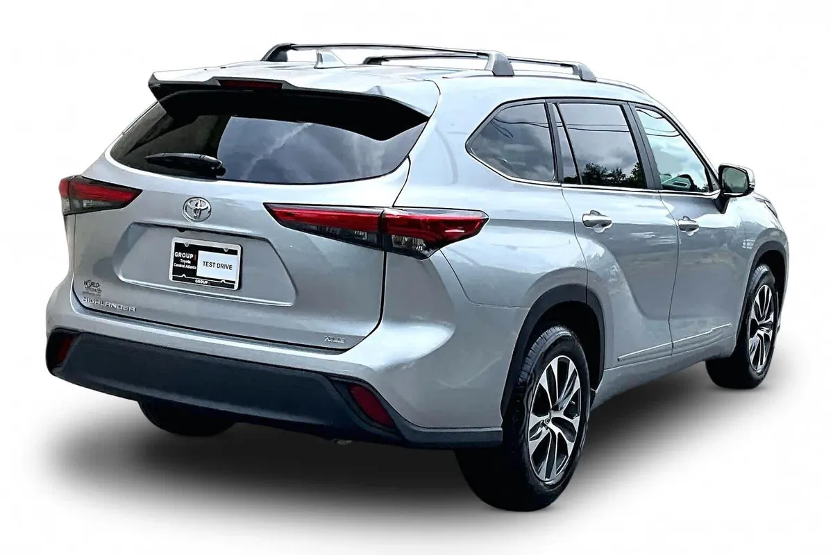 2023 Toyota Highlander XLE thumbnail 13