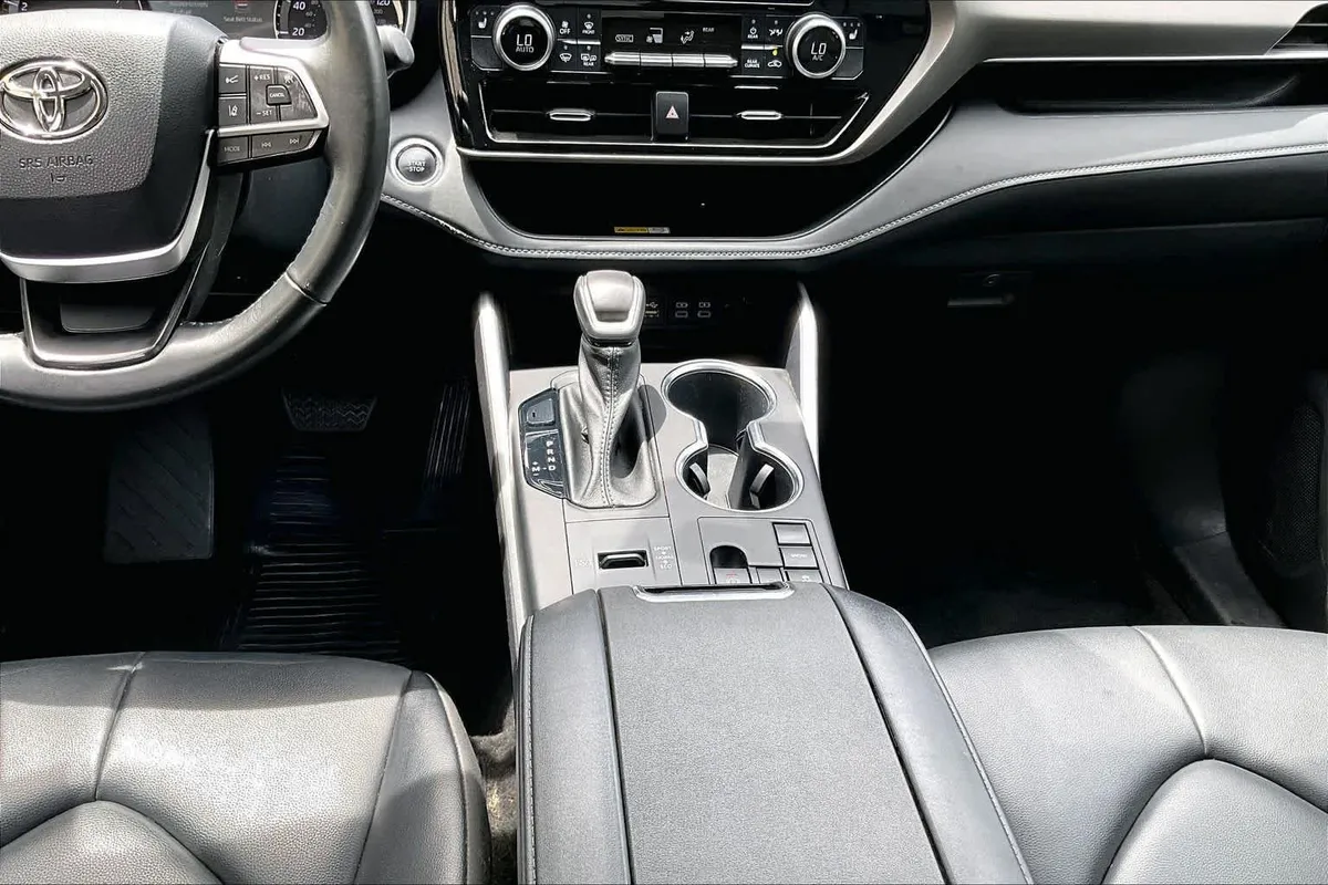 2023 Toyota Highlander XLE thumbnail 17