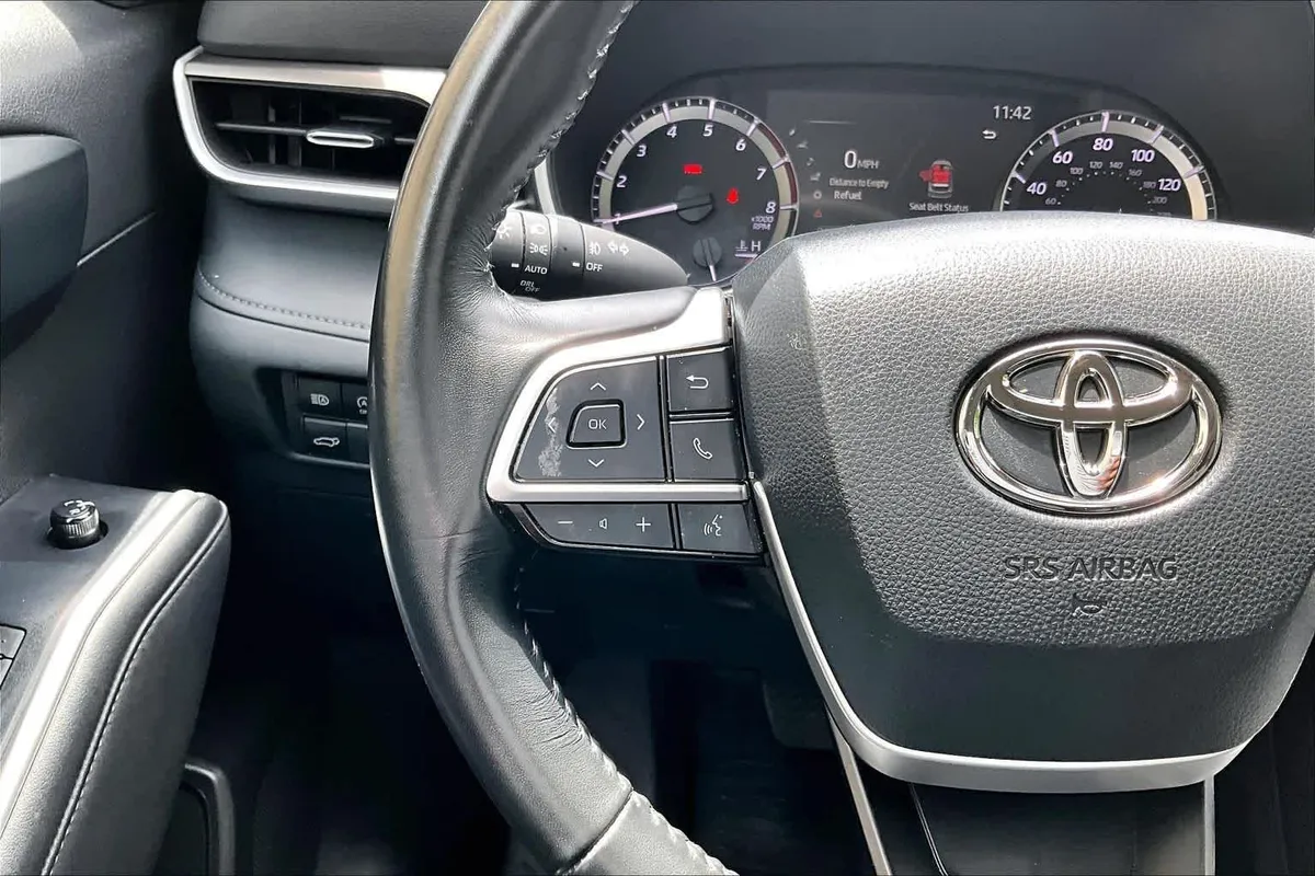 2023 Toyota Highlander XLE thumbnail 24