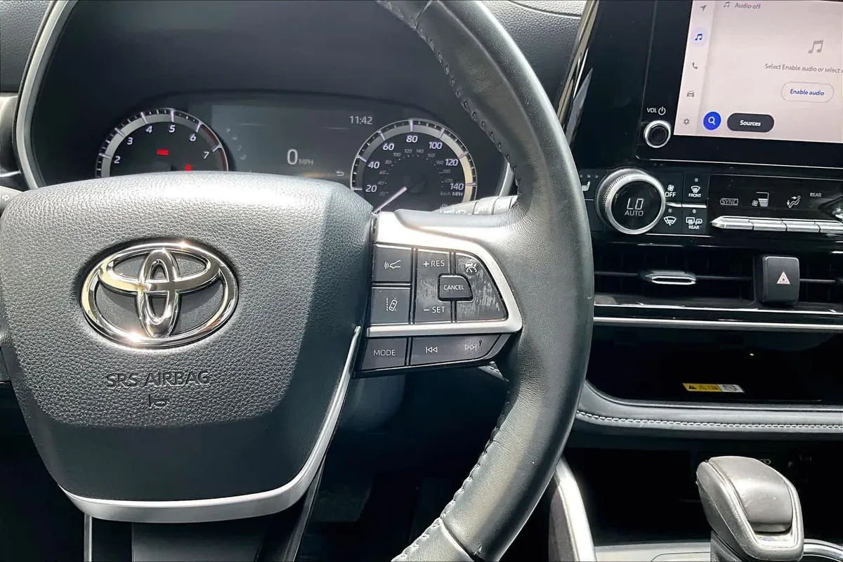 2023 Toyota Highlander XLE thumbnail 25