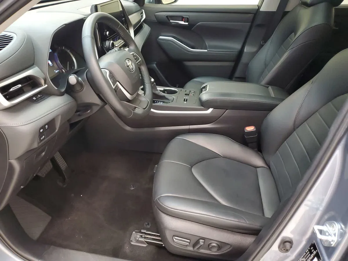 2023 Toyota Highlander XLE thumbnail 18