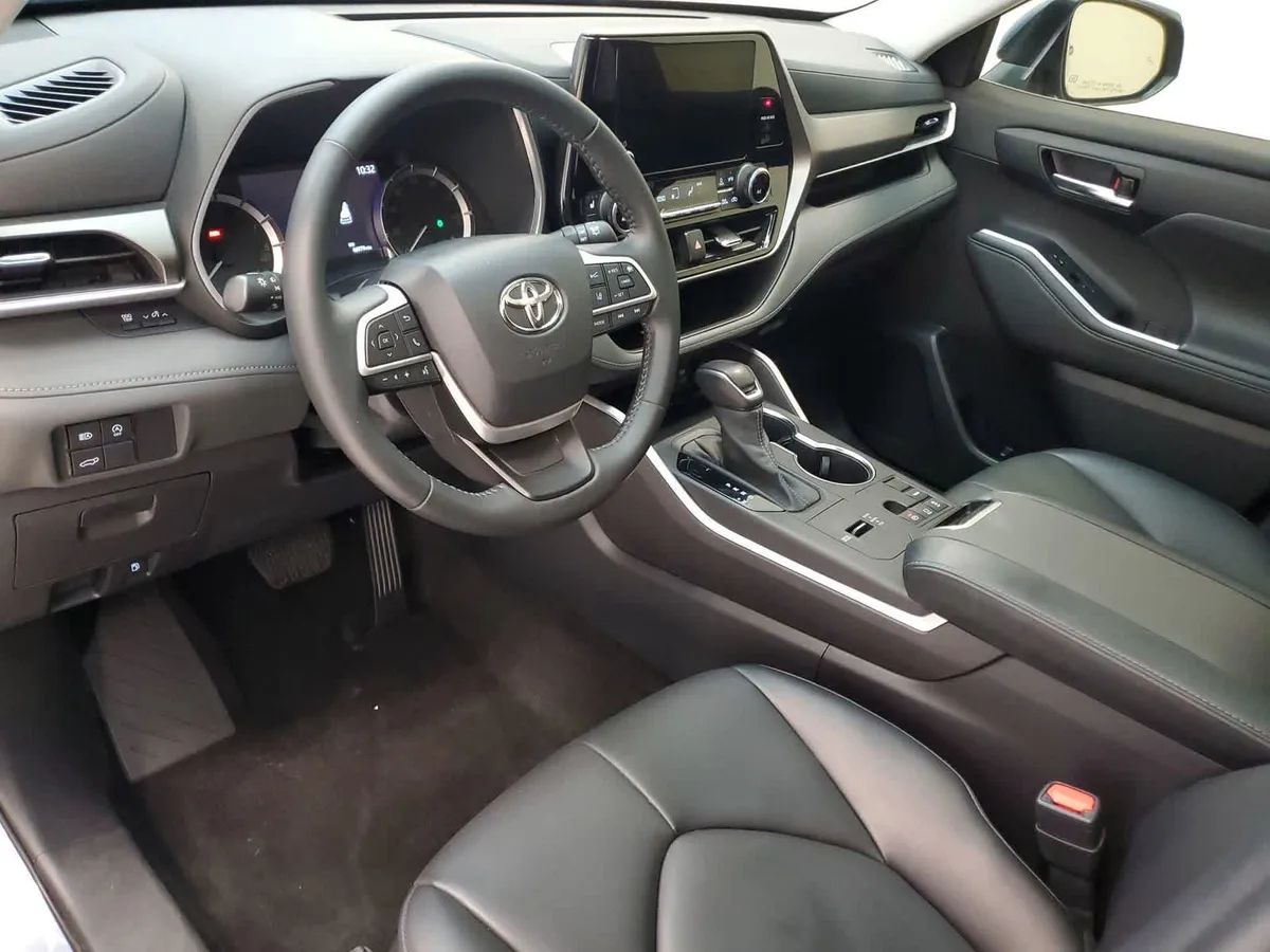 2023 Toyota Highlander XLE thumbnail 2