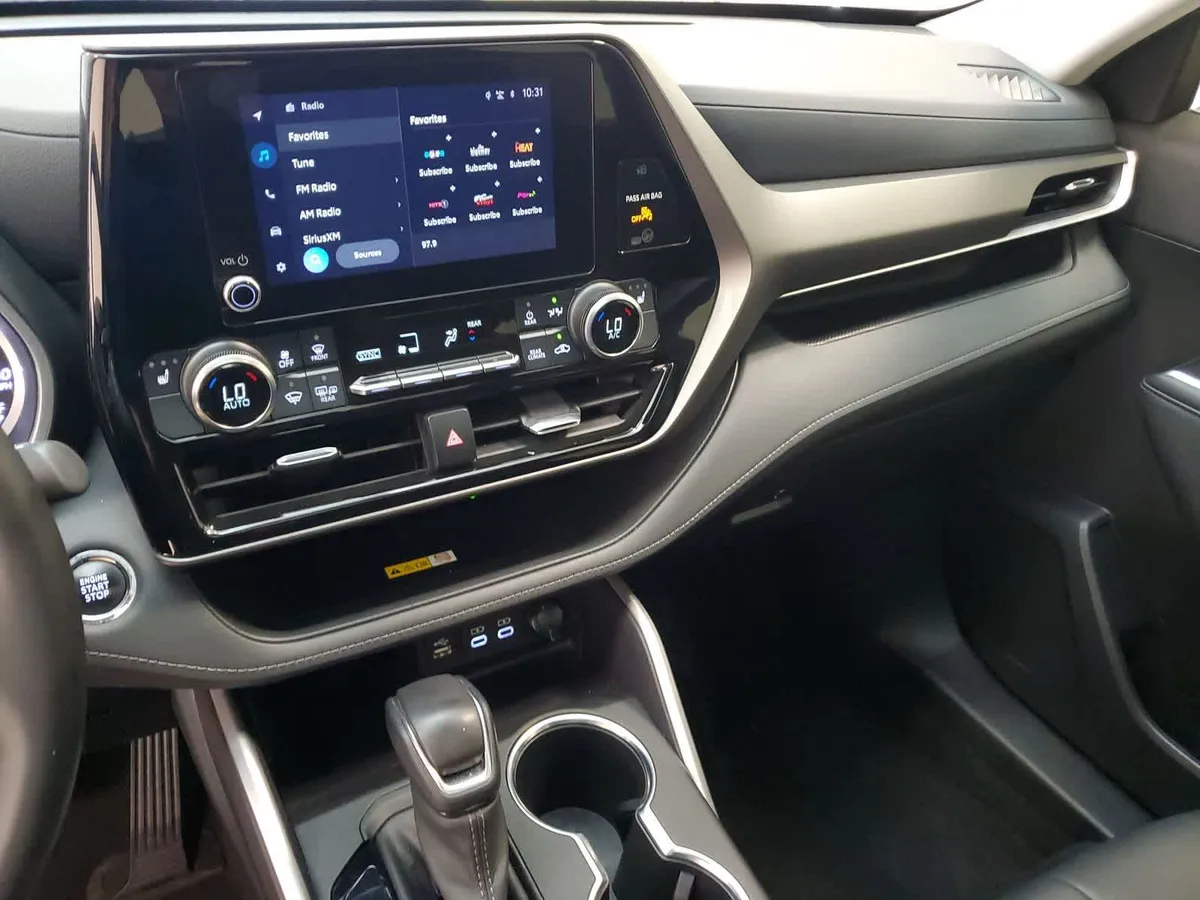 2023 Toyota Highlander XLE thumbnail 30