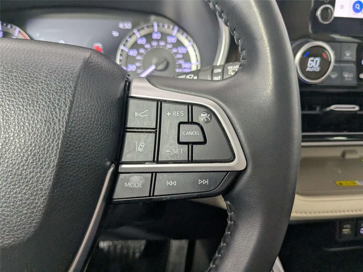 2023 Toyota Highlander XLE thumbnail 10