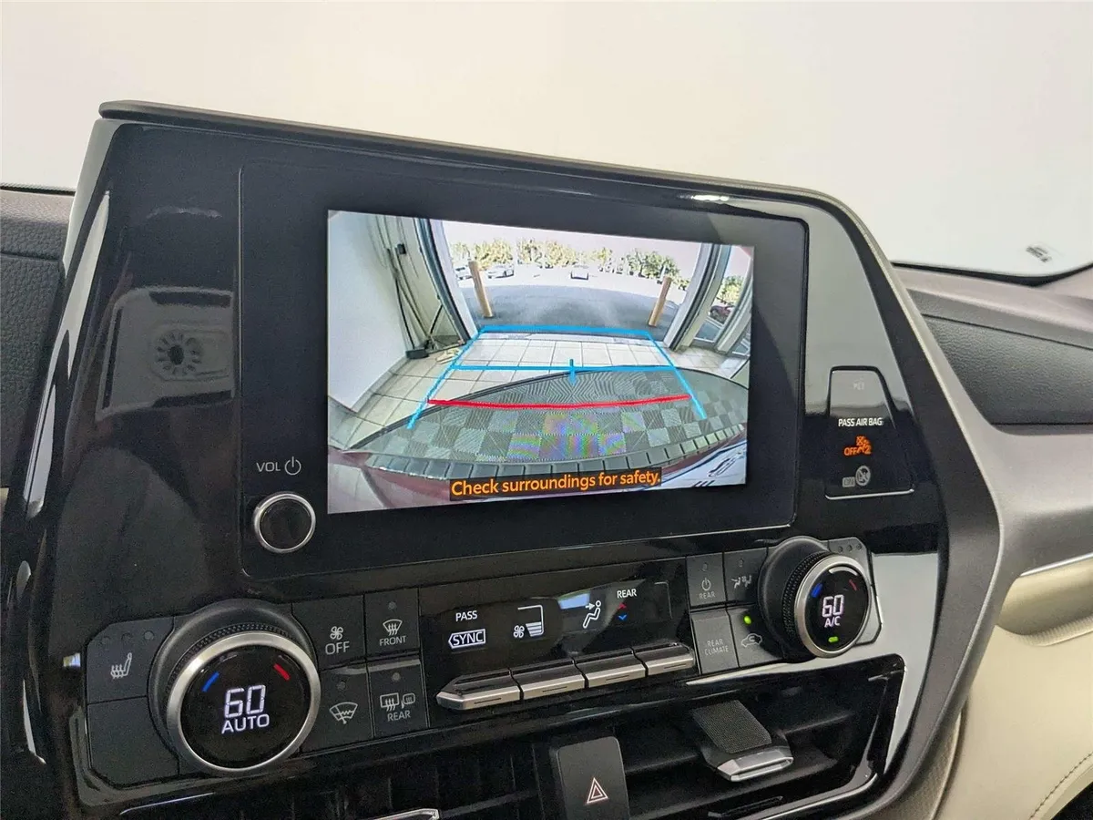2023 Toyota Highlander XLE thumbnail 12