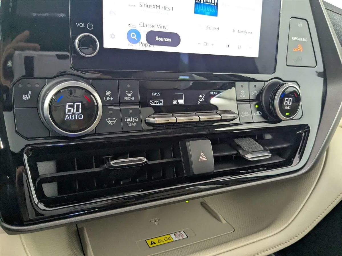 2023 Toyota Highlander XLE thumbnail 13