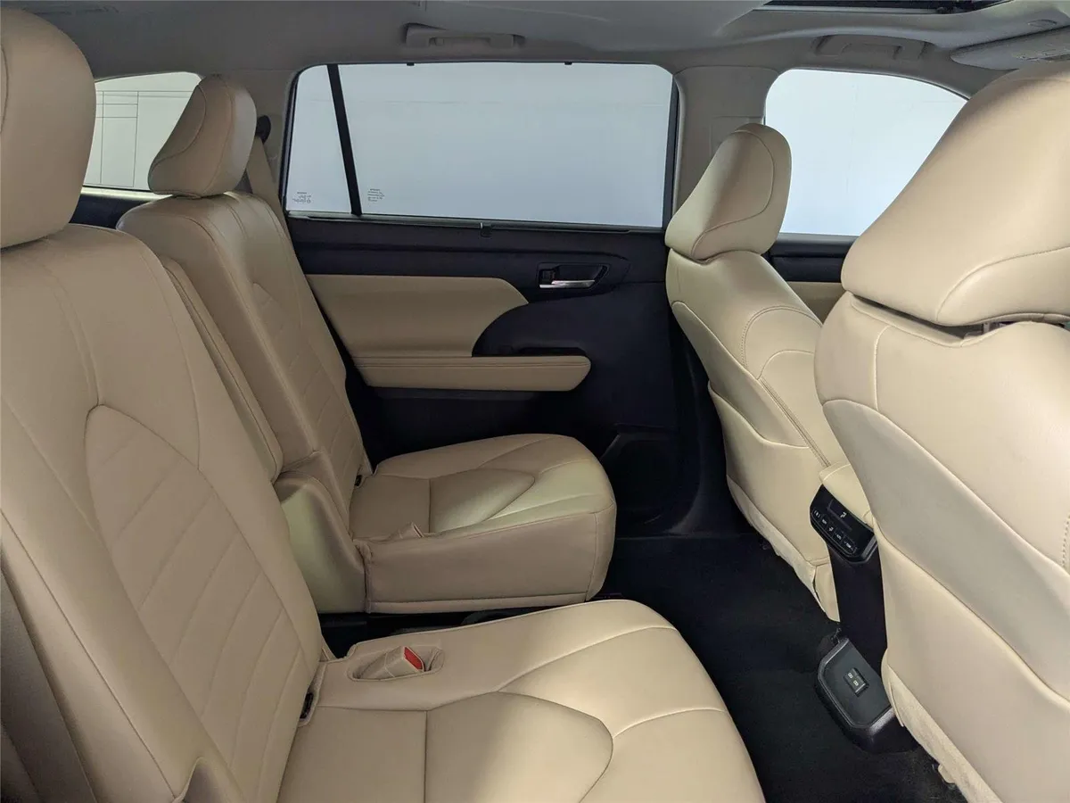 2023 Toyota Highlander XLE thumbnail 18