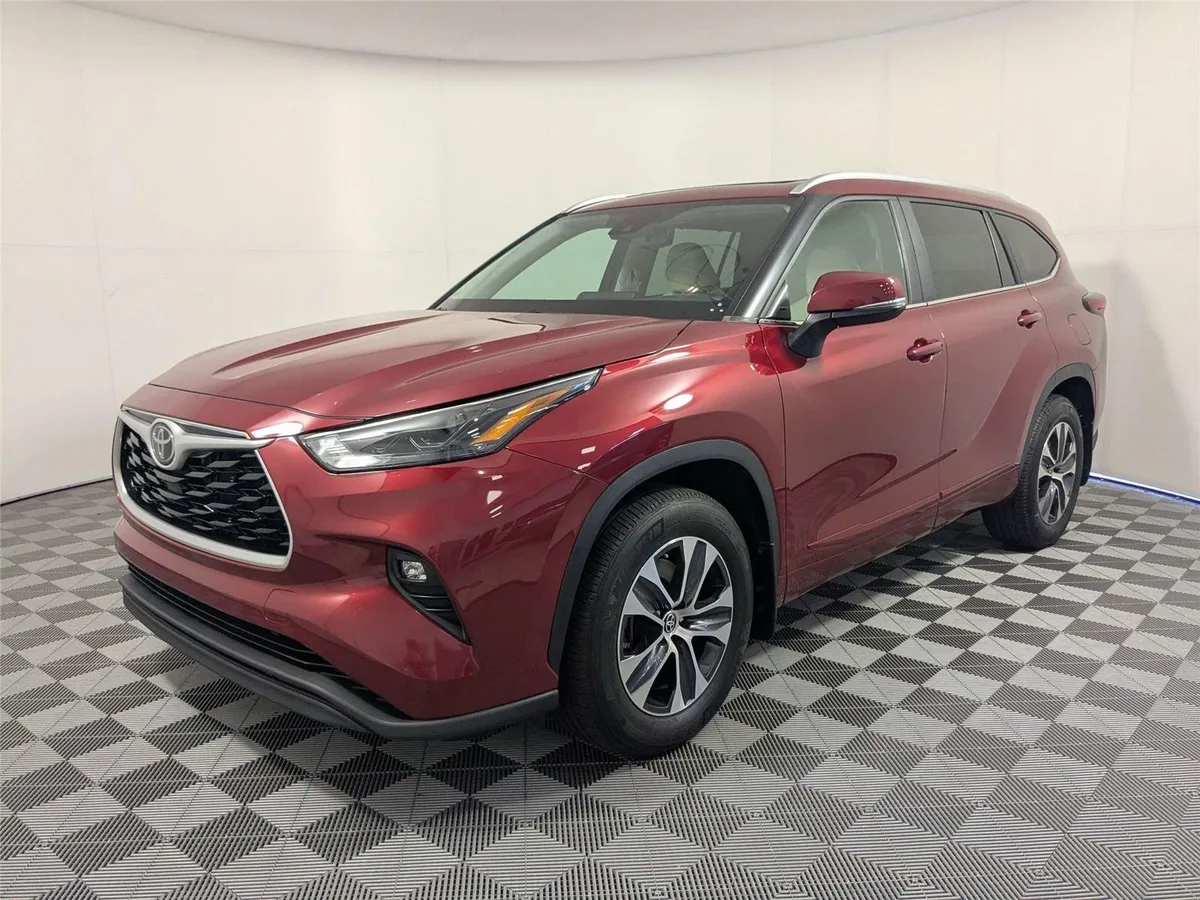 2023 Toyota Highlander XLE thumbnail 2