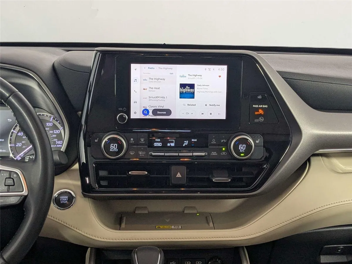 2023 Toyota Highlander XLE thumbnail 25