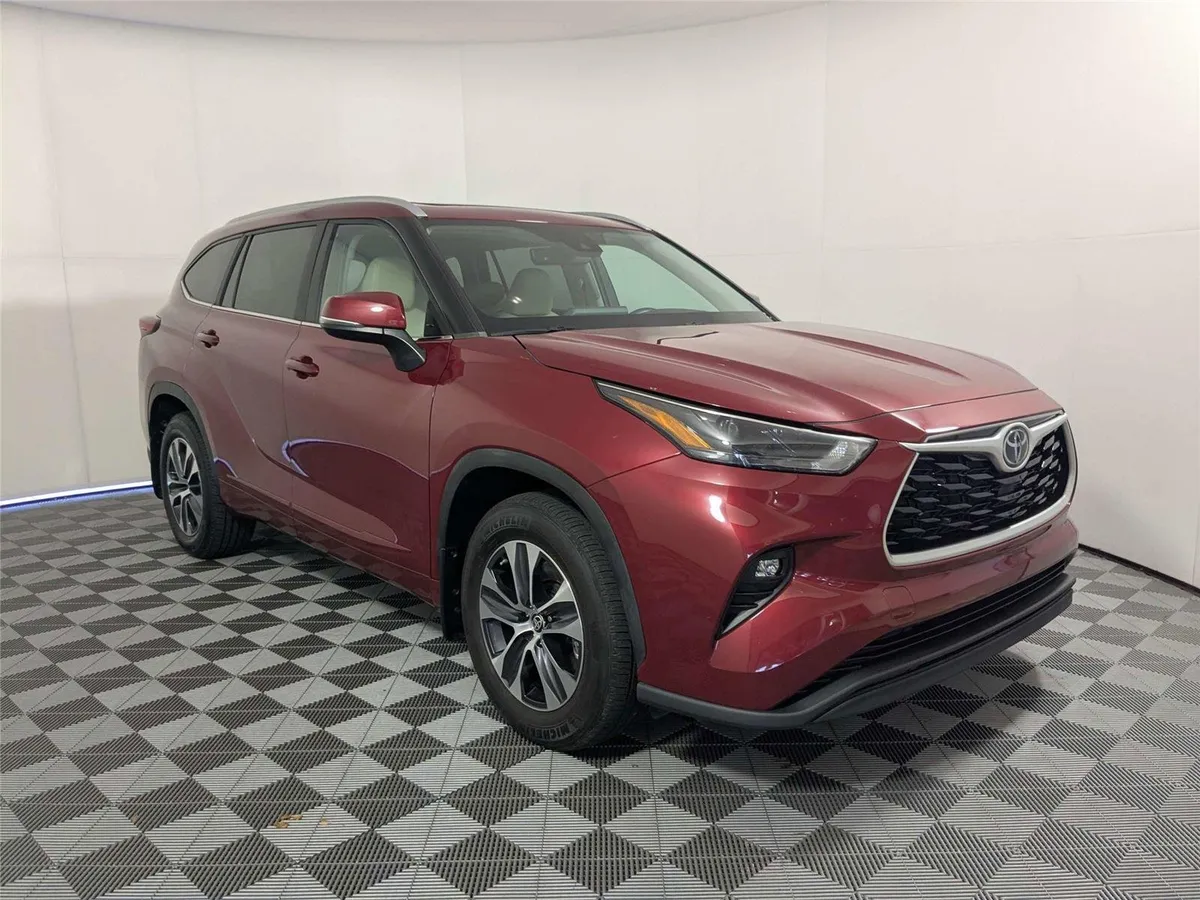 2023 Toyota Highlander XLE thumbnail 3