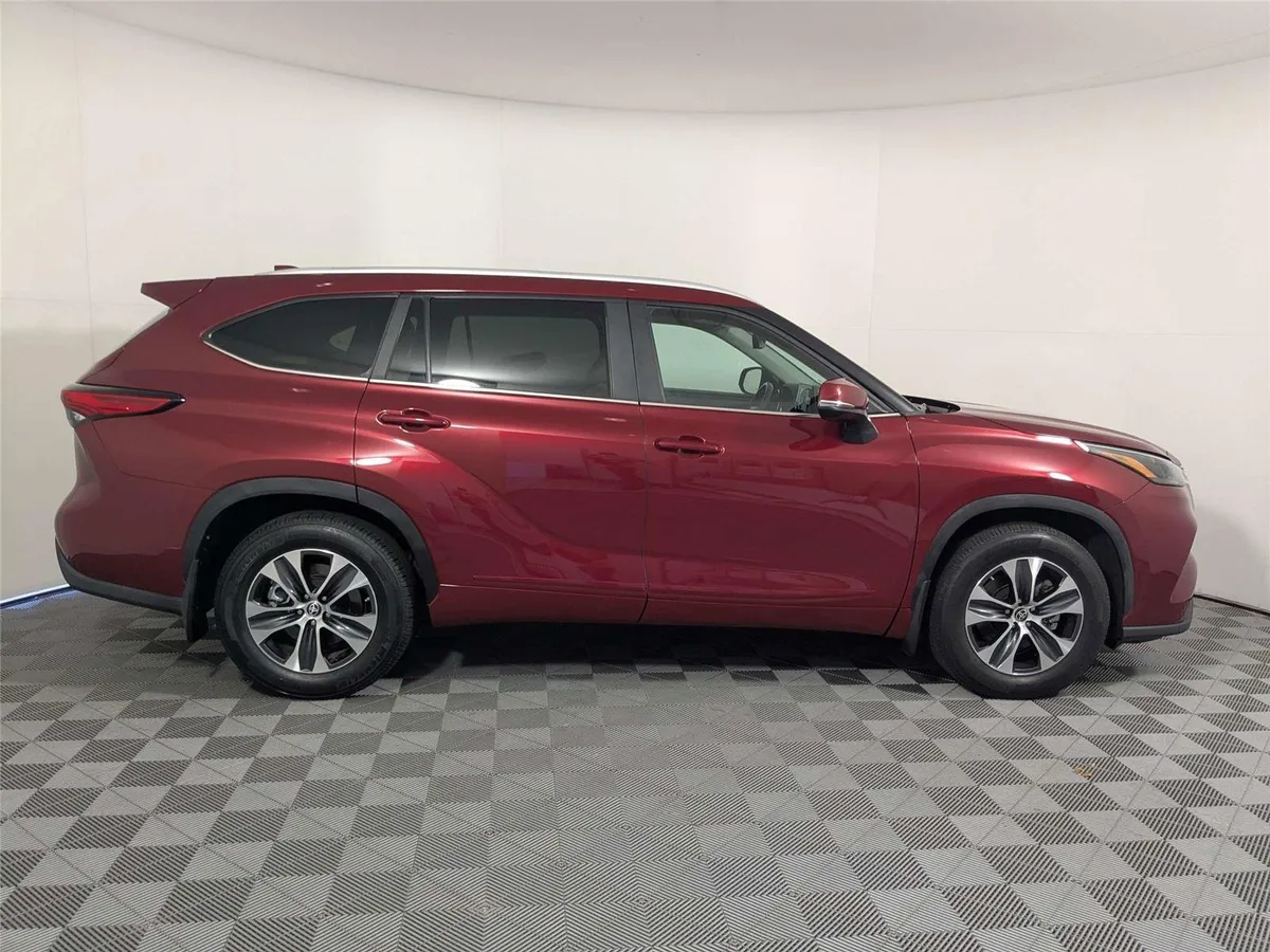 2023 Toyota Highlander XLE thumbnail 4