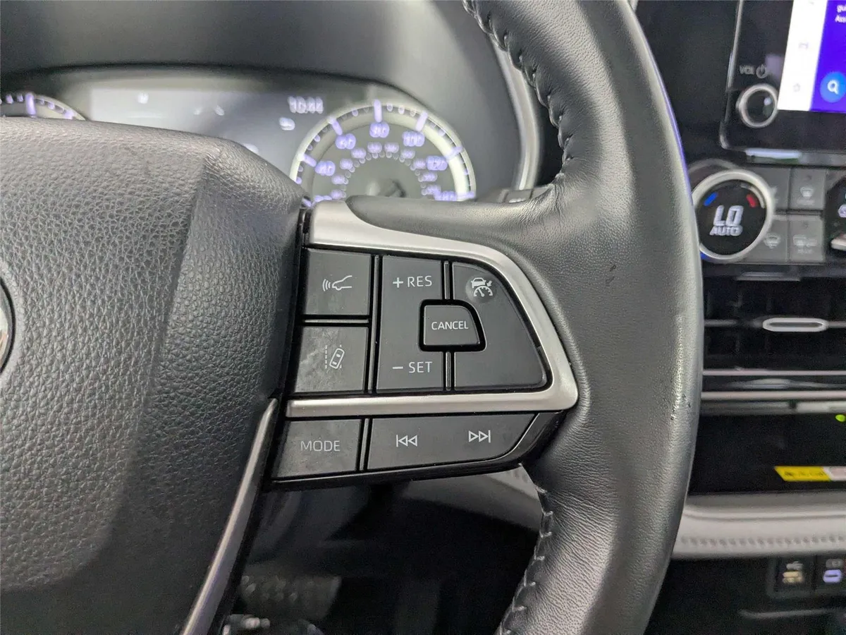 2023 Toyota Highlander XLE thumbnail 16