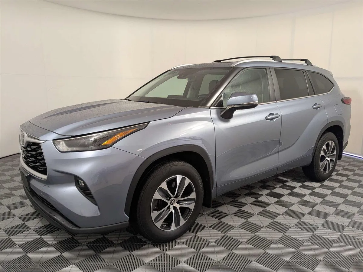2023 Toyota Highlander XLE thumbnail 2