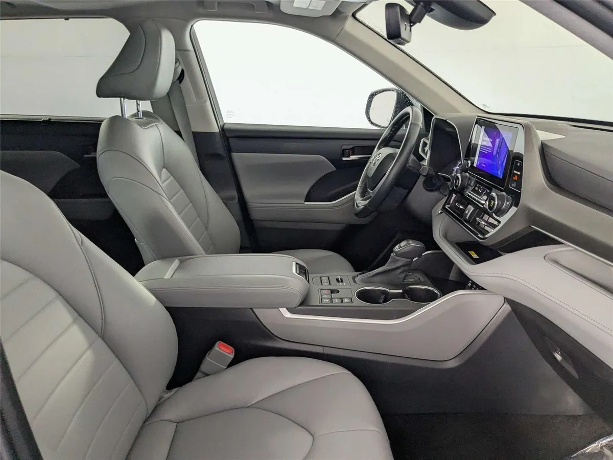 2023 Toyota Highlander XLE thumbnail 29